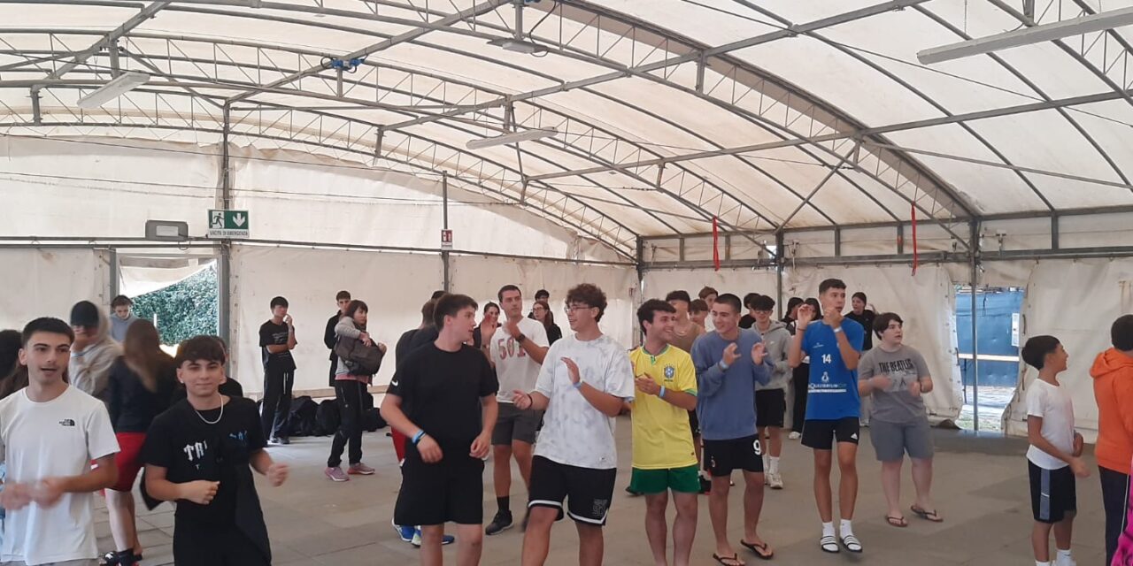 Gli studenti del “Marconi” di Tortona in spiaggia a Bibione per sport