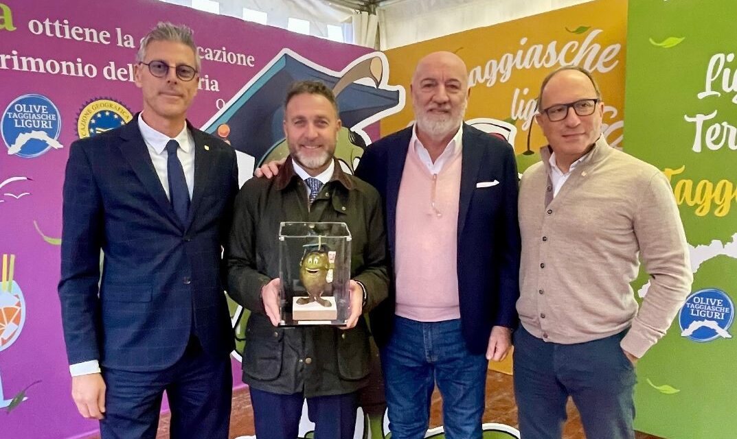Imperia, al vicepresidente Alessandro Piana la statua artigianale della mascotte dedicata all’IGP dell’oliva taggiasca ligure