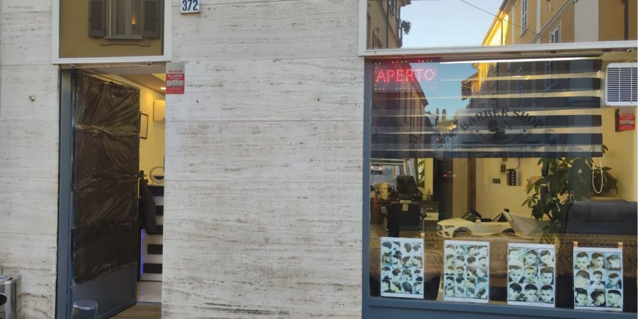 Tortona, arrestato per furto, ma lasciato libero dal giudice spacca  la vetrina di questo barbiere e ruba in una casa