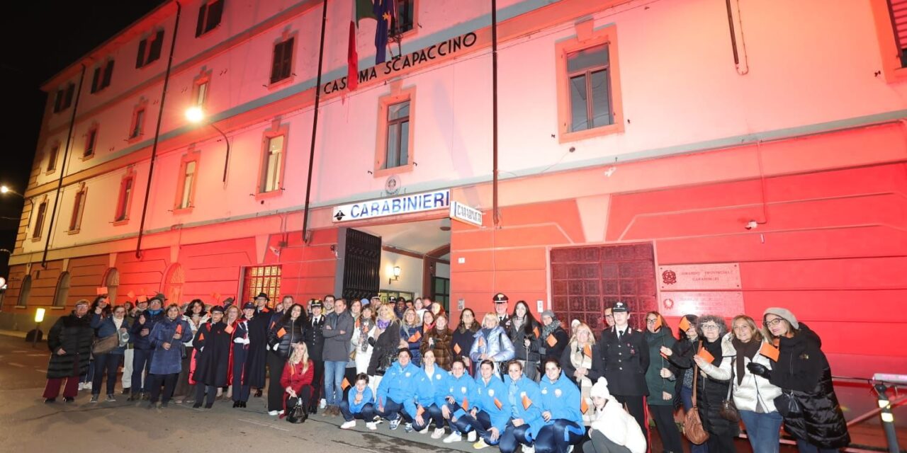 “Giornata internazionale per l’eliminazione della violenza contro le donne”: i Carabinieri accendo di arancione le facciate delle caserme