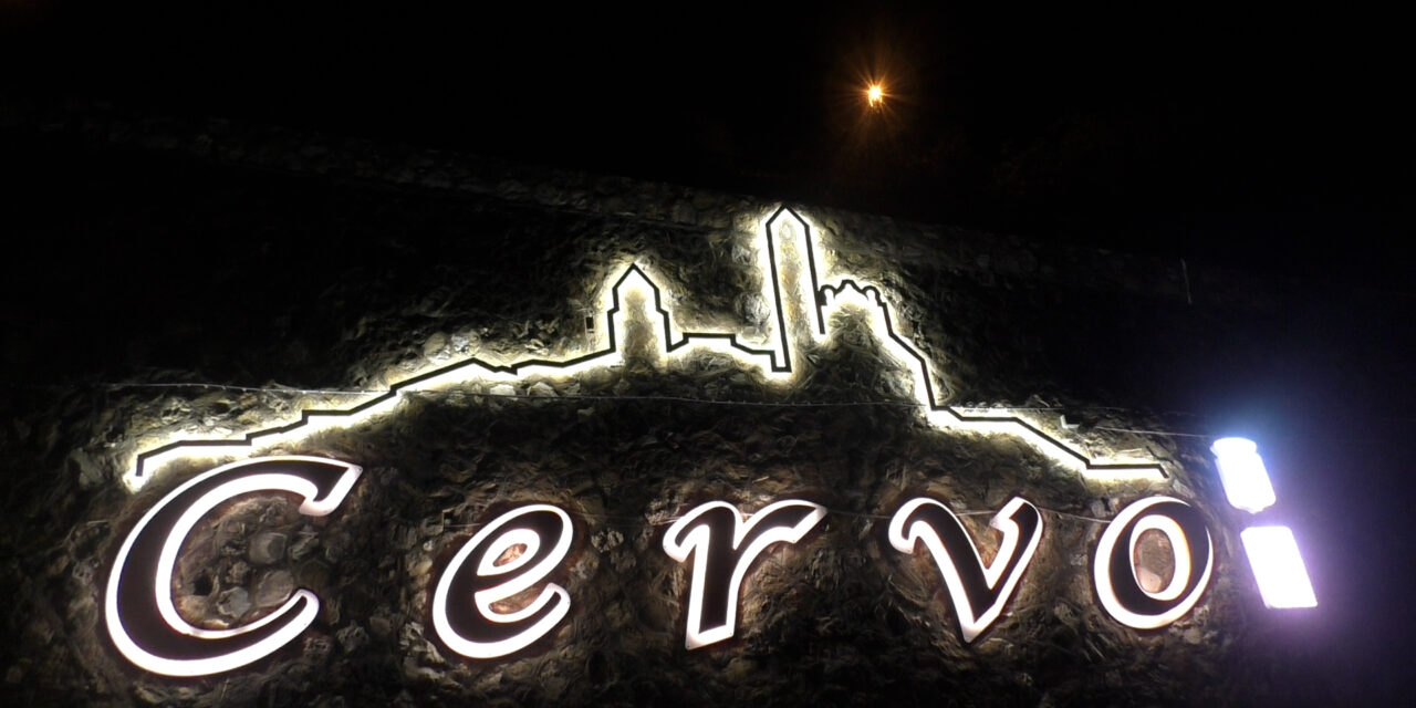 Cervo sempre più comune turistico Cervo ha inaugurato la nuova scritta. “Protagonista lo skyline del borgo”
