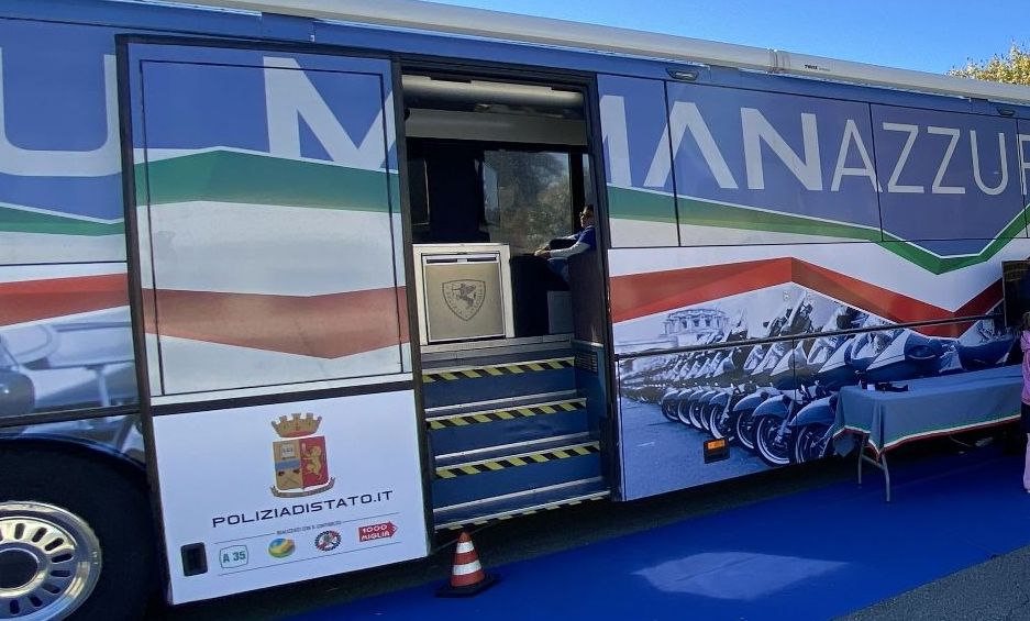 Il Pullman azzurro della Polizia di Stato per i ragazzi delle scuole acquesi