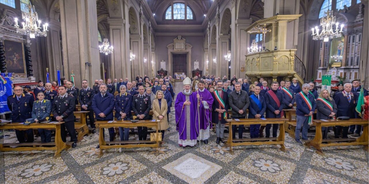 Tanta gente a Tortona, alla messa per i defunti delle Forze dell’Ordine celebrata dal Vescovo e Don Piccoli