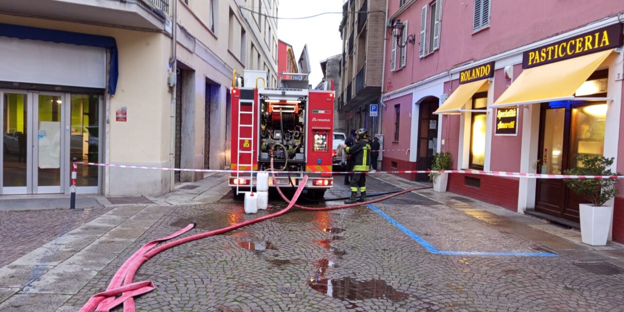 Incendio in via Plana ad Alessandria, chiuse via Guasco e via Mazzini