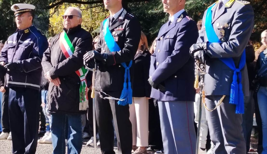 Giornata dell’Unità Nazionale e delle Forze Armate: i Carabinieri nelle piazze e nelle vetrine, in un abbraccio con la cittadinanza.