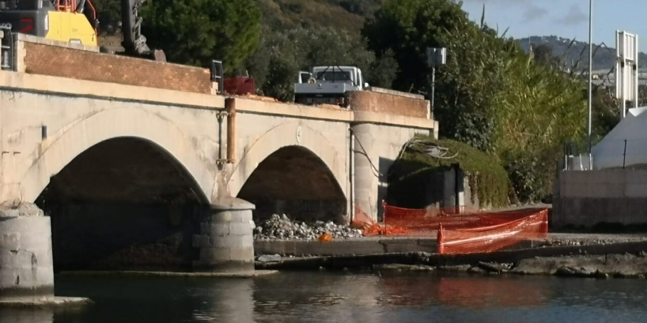 Demolito il ponte sulla Ciclabile fra Riva Ligure e Taggia, al via i lavori per quello nuovo