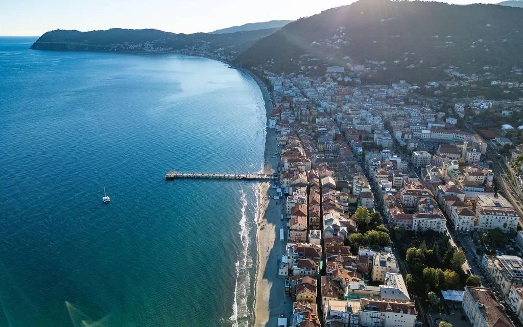 Tradizione e adrenalina ad Alassio Chrismas Town: in arrivo a Santo Stefano il mitico Cimento Invernale e il 28 dicembre l’emozione del volo in parapendio