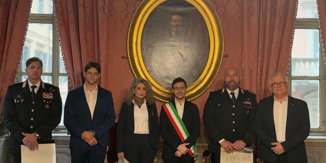 il Sindaco di Casale Capra consegna gli attestati ai due Carabinieri che hanno salvato la vita a un concittadino.