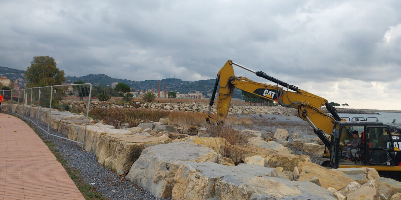 Imperia, spiaggia del Parco Urbano più accessibile: iniziati i lavori per la nuova rampa
