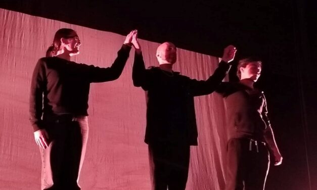 Gli studenti del Marconi al Teatro Civico, spettatori e attori in uno spettacolo senza tempo e fuori dagli schemi