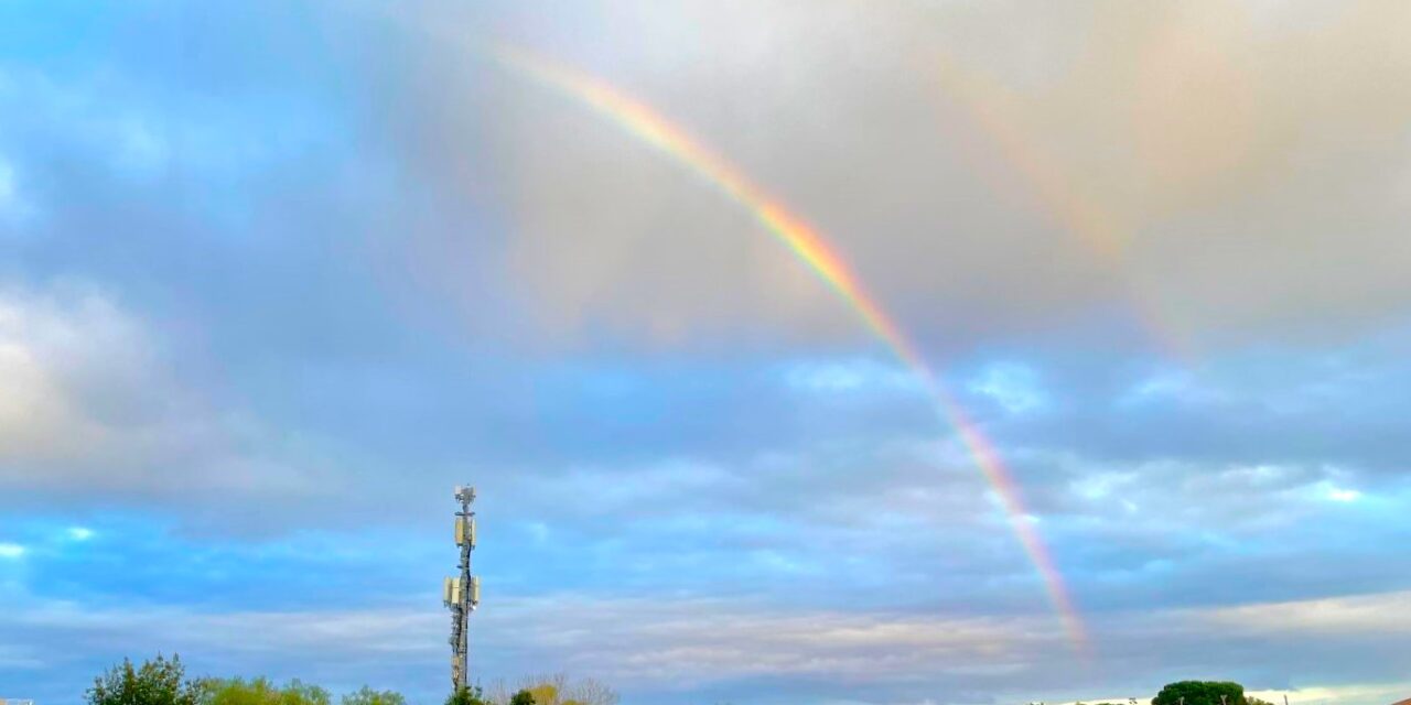 Spettacolare arcobaleno tra le nubi e senza pioggia oggi a Diano Marina