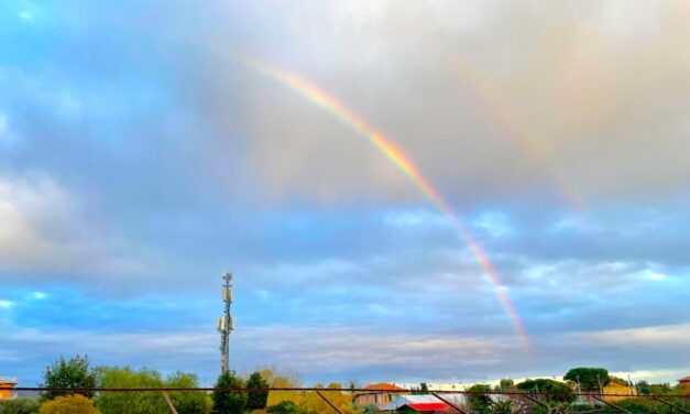 Spettacolare arcobaleno tra le nubi e senza pioggia oggi a Diano Marina