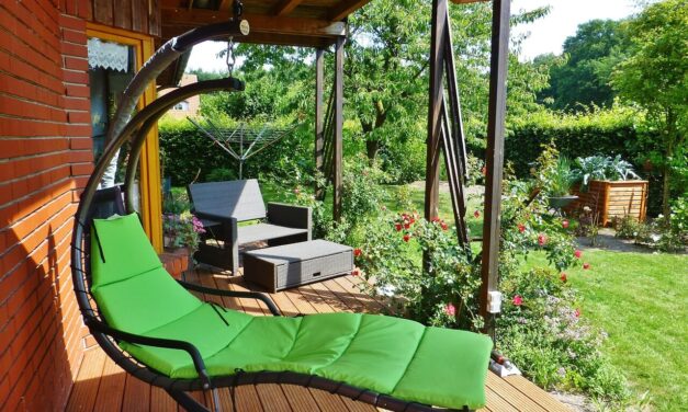 Erba sintetica per terrazze di piccoli spazi: soluzioni per balconi e attici