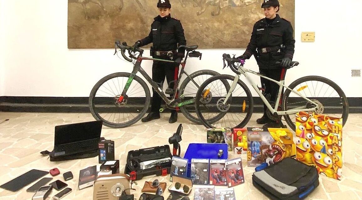 I Carabinieri di Tortona arrestano il ladro che aveva rubato nei negozi del centro questi ed altri oggetti