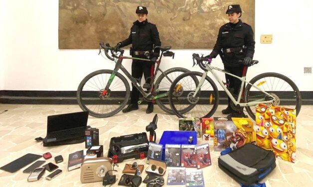 I Carabinieri di Tortona arrestano il ladro che aveva rubato nei negozi del centro questi ed altri oggetti
