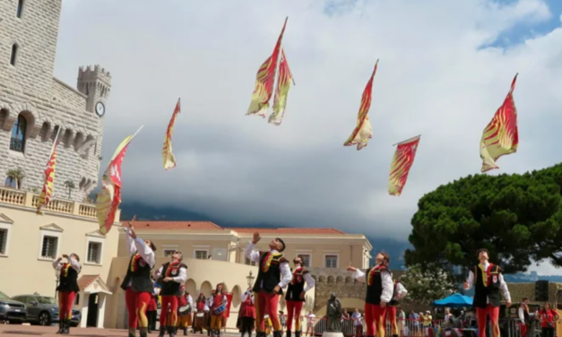  I festeggiamenti per San Mauro chiudono a Varcavello il programma a Diano Castello con gli sbadieratori
