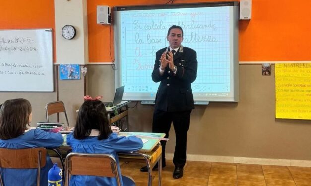 Cultura della legalità a Tortona: il Maggiore Bellotti spiega ai bambini sui banchi di scuola