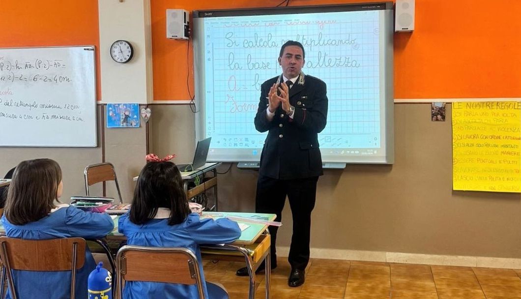 Cultura della legalità a Tortona: il Maggiore Bellotti spiega ai bambini sui banchi di scuola