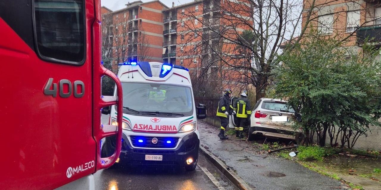 Tortona, perde il controllo dell’auto affrontando questa curva in viale De Gasperi, sembra grave