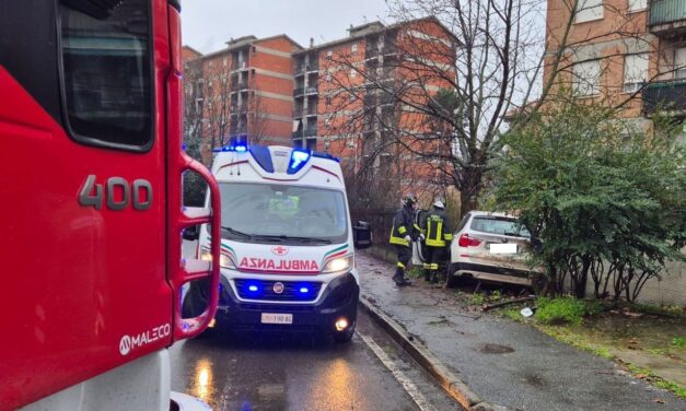Tortona, perde il controllo dell’auto affrontando questa curva in viale De Gasperi, sembra grave
