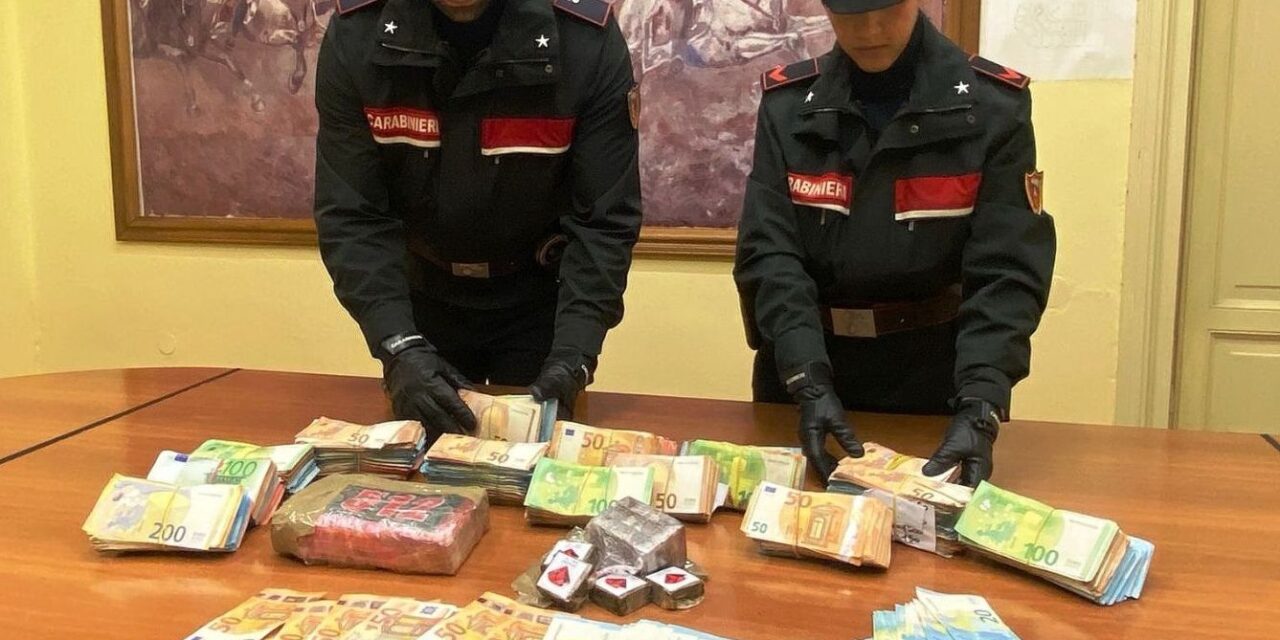 Tortona, arrestato dai Carabinieri lo spacciatore in fuga: sequestrati un chilo di droga e 176.000 euro