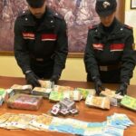 Tortona, arrestato dai Carabinieri lo spacciatore in fuga: sequestrati un chilo di droga e 176.000 euro