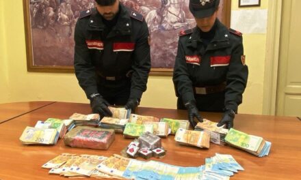 Tortona, arrestato dai Carabinieri lo spacciatore in fuga: sequestrati un chilo di droga e 176.000 euro