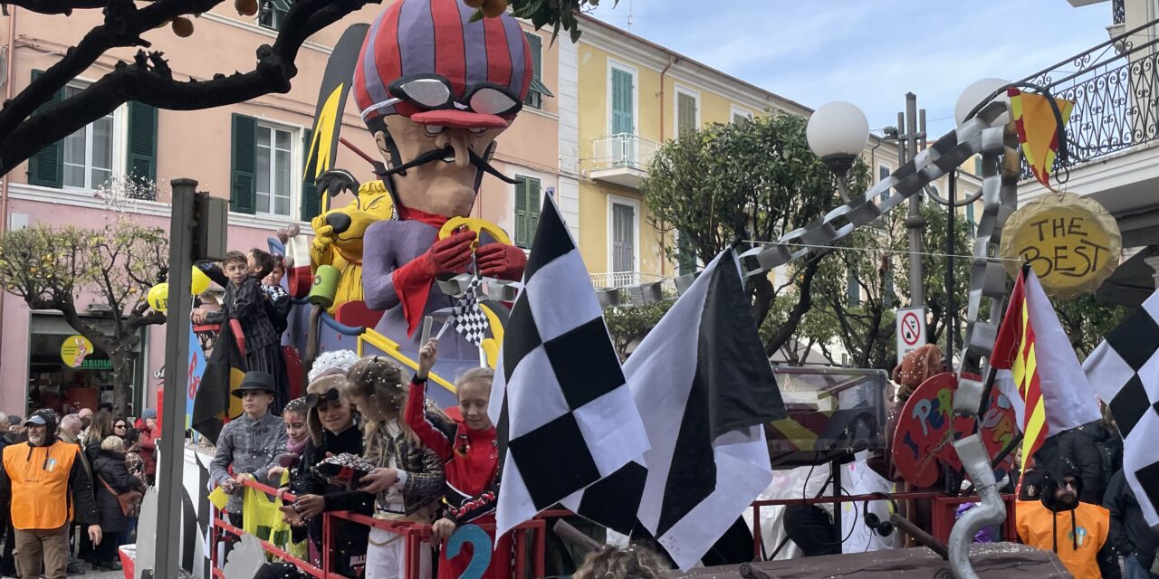 Il Carnevale Dianese 2026 continua sabato con una nuova sfilata dei carri allegorici
