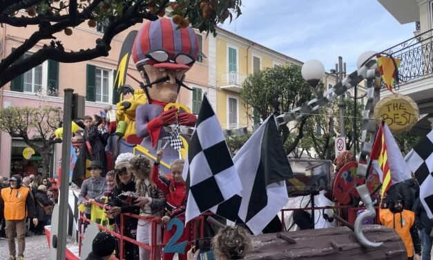 Il Carnevale Dianese 2026 continua sabato con una nuova sfilata dei carri allegorici