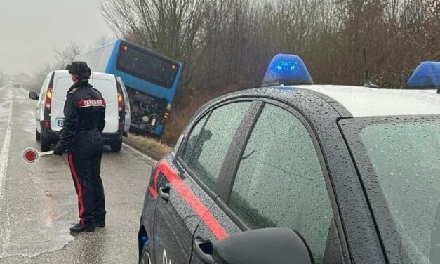 Questo autobus finisce fuori strada a Quargnento: intervento dei Carabinieri, nessun ferito