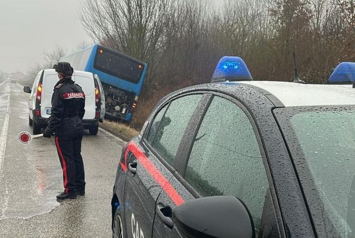 Questo autobus finisce fuori strada a Quargnento: intervento dei Carabinieri, nessun ferito