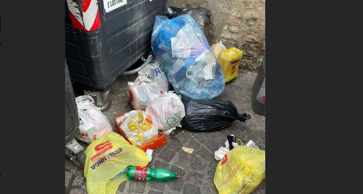 Ancora rifiuti abbandonati in centro a Tortona: Gestione Ambiente deve intervenire perché così non va