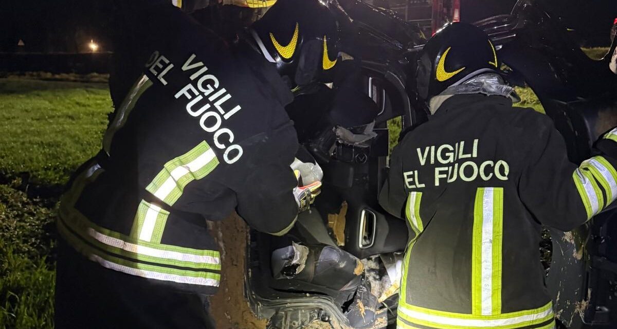 Incidente lungo la strada per Tortona, quattro persone ferite estratte dall’auto dai Vigili del fuoco