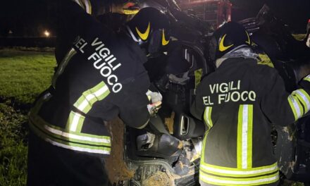 Incidente lungo la strada per Tortona, quattro persone ferite estratte dall’auto dai Vigili del fuoco