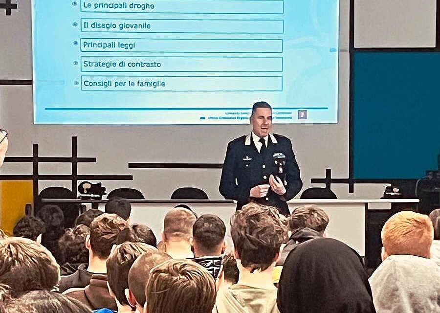 “Cultura della Legalità” – I Carabinieri di Alessandria incontrano gli studenti per parlare del fenomeno droga: conoscere per prevenire.