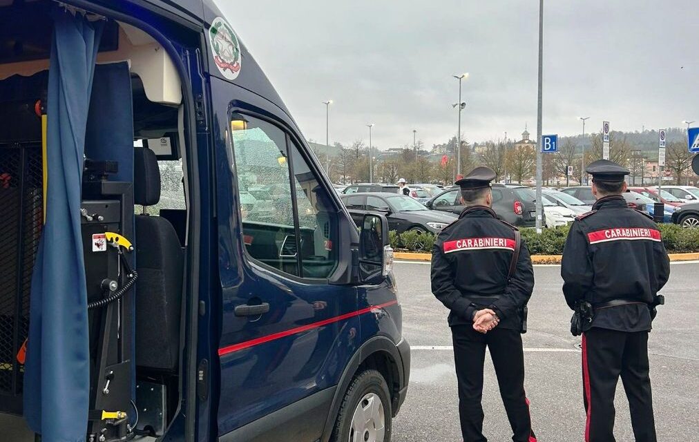 Serravalle Scrivia, Ruba capi sportivi di un noto marchio: fermata e arrestata dai Carabinieri.