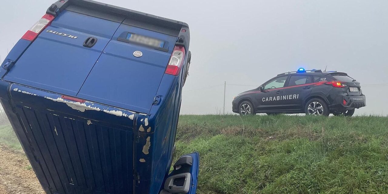 Questo furgone ribaltato in un campo a San Salvatore, conducente scomparso: indagano i Carabinieri