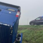 Questo furgone ribaltato in un campo a San Salvatore, conducente scomparso: indagano i Carabinieri