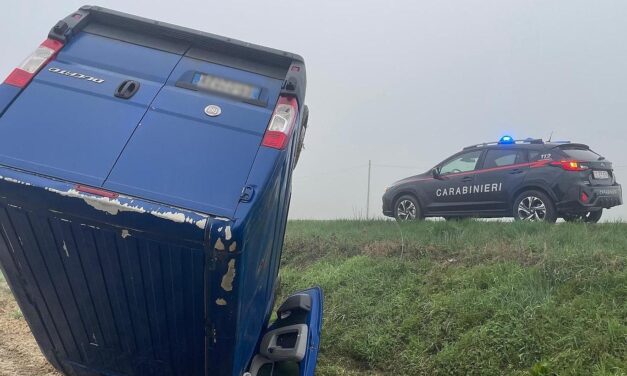 Questo furgone ribaltato in un campo a San Salvatore, conducente scomparso: indagano i Carabinieri