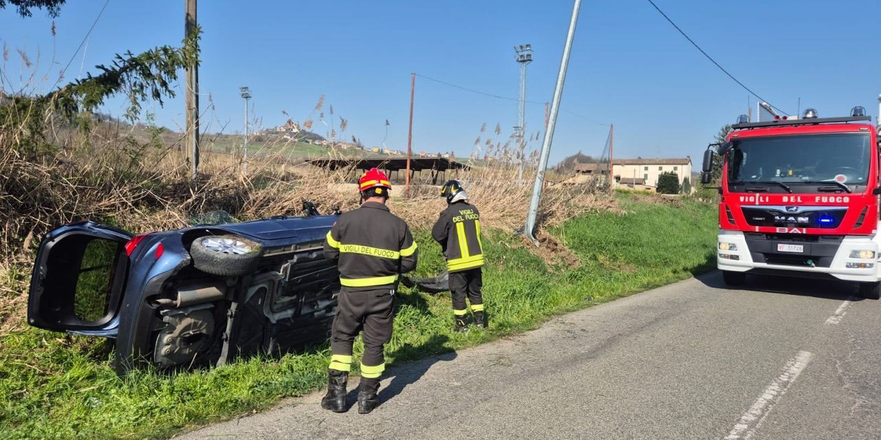 Ragazza alla guida di quest’auto rimane incastrata fra le lamiere, soccorsa dai pompieri di Tortona