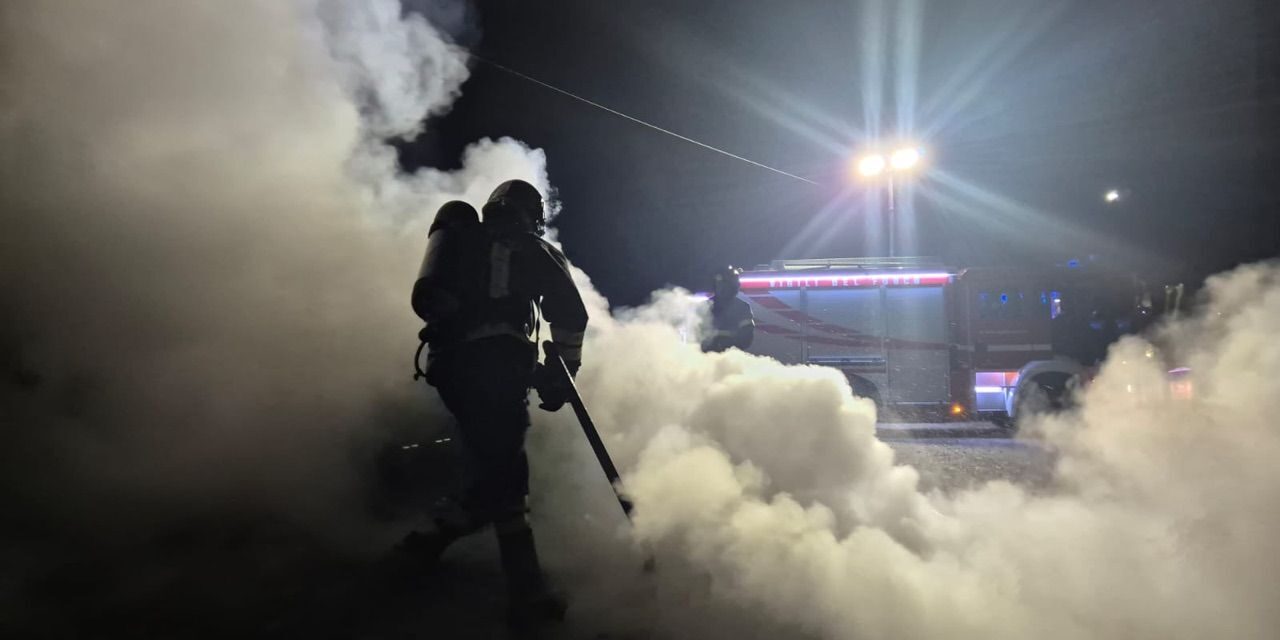 Si incendia un’auto parcheggiata a Villaromagnano, intervengono i pompieri. Le immagini