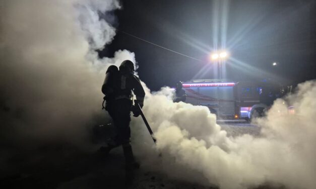 Si incendia un’auto parcheggiata a Villaromagnano, intervengono i pompieri. Le immagini
