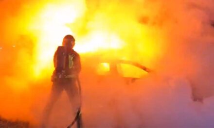 Paura nella notte a Tortona: auto elettrica in fiamme, evacuato un condominio