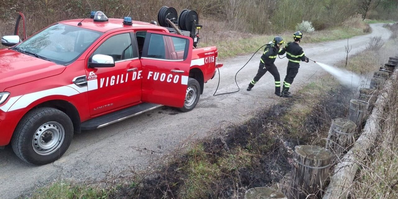 I Vigili del Fuoco di Tortona a Pozzolgroppo per spegnere questo incendio di sterpaglie