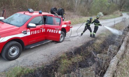 I Vigili del Fuoco di Tortona a Pozzolgroppo per spegnere questo incendio di sterpaglie