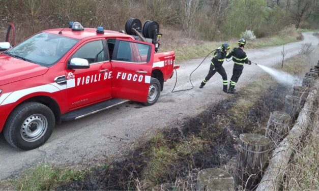 I Vigili del Fuoco di Tortona a Pozzolgroppo per spegnere questo incendio di sterpaglie