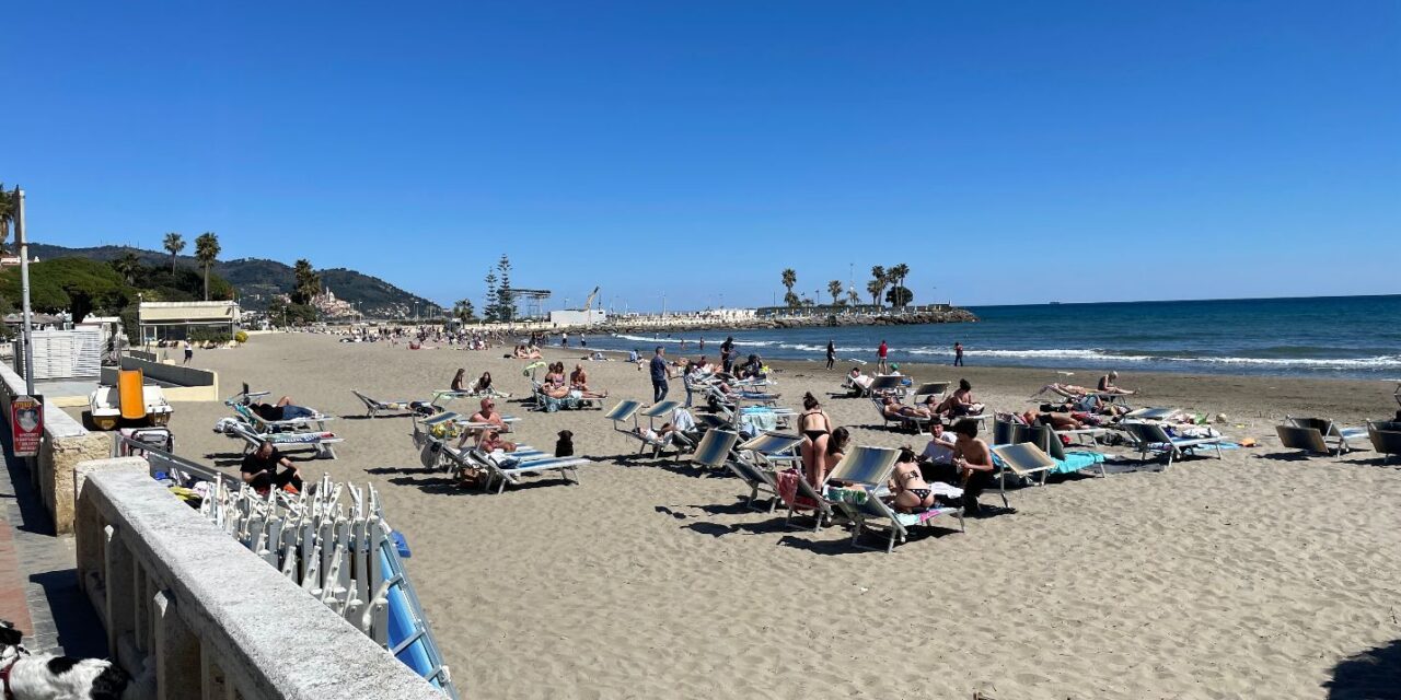 Aperto in sordina un pezzo di Pista Ciclabile a Diano Marina. Boom di turisti, sembra Agosto