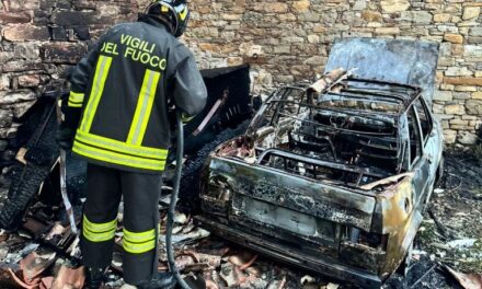 Due auto a fuoco a poche ore di distanza l’una dall’altra, intervengono i pompieri di Tortona