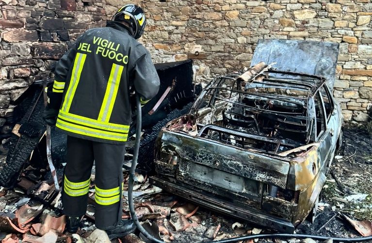 Due auto a fuoco a poche ore di distanza l’una dall’altra, intervengono i pompieri di Tortona