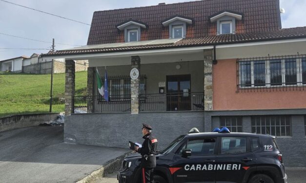 Ubriaco e molesto aggredisce i soccorritori del 118 e i Carabinieri a Cassano Spinola: arrestato.